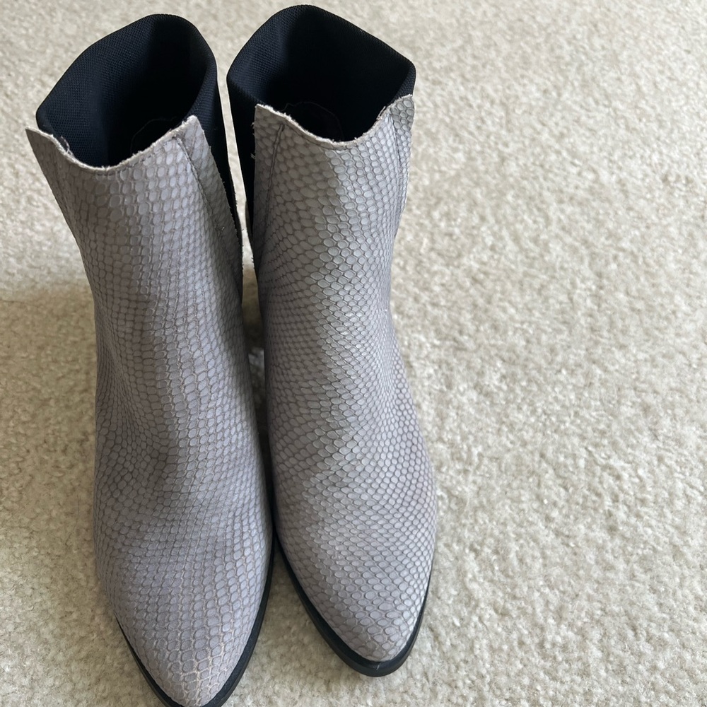 NEW Elegant Leather Gray Snake-Print Ankle Boots